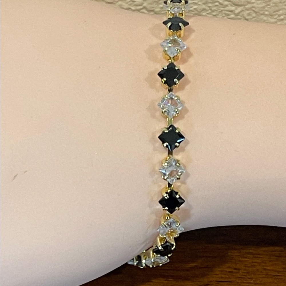 Elegant Black and Gold Bracelet - Picture 2 of 6